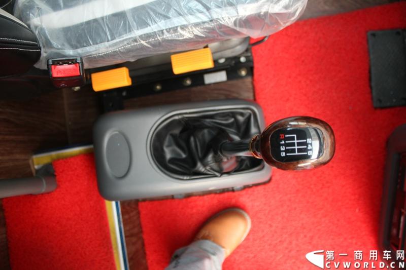 12月5日，北汽福田汽车股份有限公司旗下福田欧辉客车品牌携手80余位河北省公路、旅游和团体客户，举办了“保持APEC蓝 河北在行动”的价值体验之旅主题活动。图为福田欧辉BJ6129 LNG城间客车