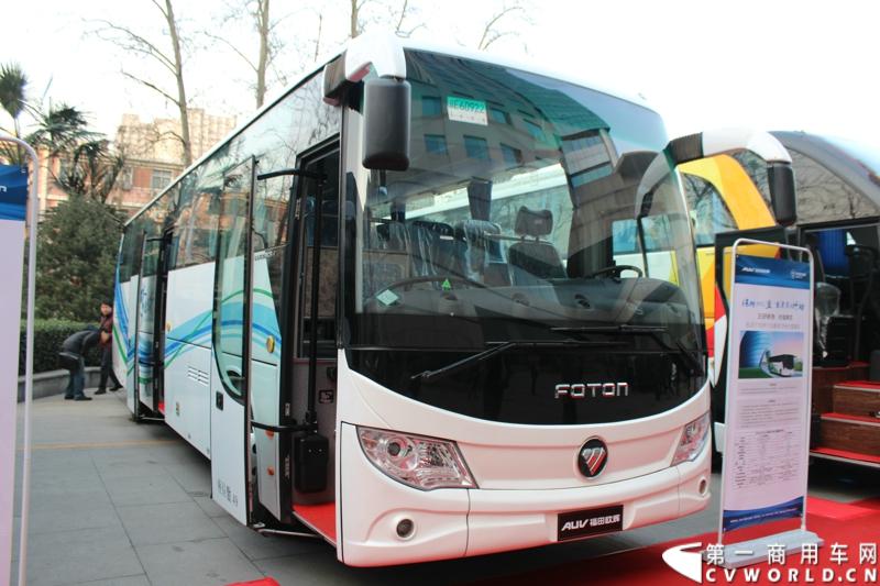 12月5日，北汽福田汽车股份有限公司旗下福田欧辉客车品牌携手80余位河北省公路、旅游和团体客户，举办了“保持APEC蓝 河北在行动”的价值体验之旅主题活动。图为福田欧辉BJ6902 LNG系列城间客车