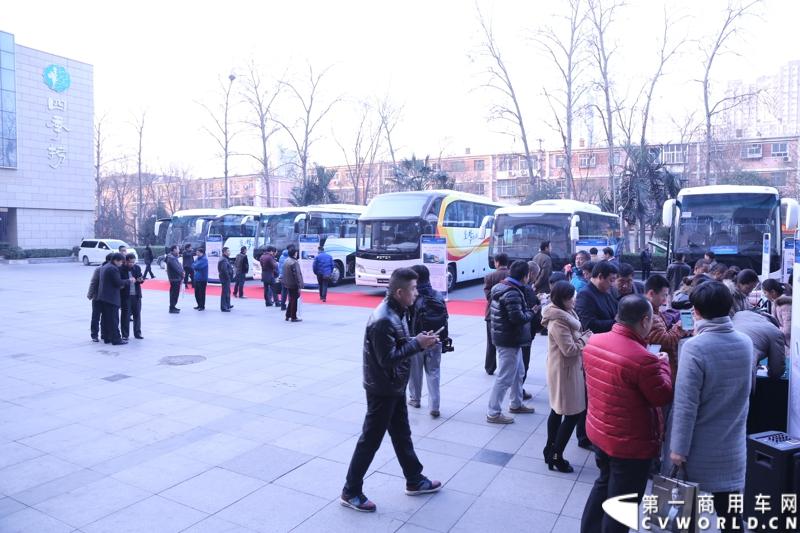 12月5日，北汽福田汽车股份有限公司旗下福田欧辉客车品牌携手80余位河北省公路、旅游和团体客户，举办了“保持APEC蓝 河北在行动”的价值体验之旅主题活动。图为福田欧辉展车