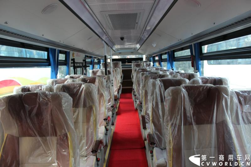 12月5日，北汽福田汽车股份有限公司旗下福田欧辉客车品牌携手80余位河北省公路、旅游和团体客户，举办了“保持APEC蓝 河北在行动”的价值体验之旅主题活动。图为福田欧辉展示的BJ6127智蓝D9纯电动商务班车