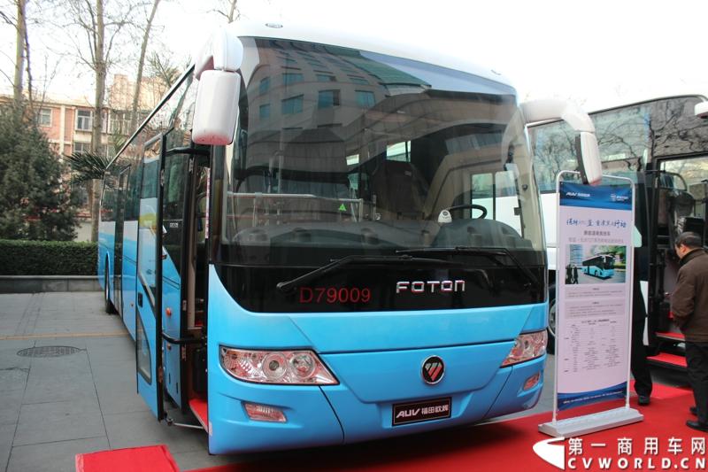 12月5日，北汽福田汽车股份有限公司旗下福田欧辉客车品牌携手80余位河北省公路、旅游和团体客户，举办了“保持APEC蓝 河北在行动”的价值体验之旅主题活动。图为福田欧辉展示的BJ6127智蓝D9纯电动商务班车