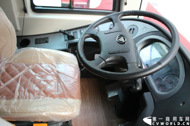 12月5日，北汽福田汽车股份有限公司旗下福田欧辉客车品牌携手80余位河北省公路、旅游和团体客户，举办了“保持APEC蓝 河北在行动”的价值体验之旅主题活动。图为福田欧辉展示的BJ6127智蓝D9纯电动商务班车