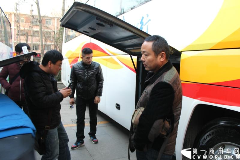 12月5日，北汽福田汽车股份有限公司旗下福田欧辉客车品牌携手80余位河北省公路、旅游和团体客户，举办了“保持APEC蓝 河北在行动”的价值体验之旅主题活动。图为河北客户参观展车