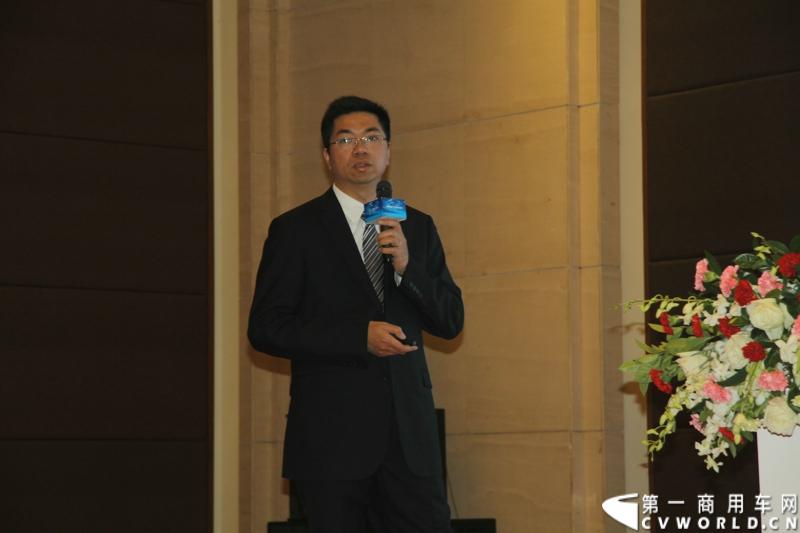 12月5日，北汽福田汽车股份有限公司旗下福田欧辉客车品牌携手80余位河北省公路、旅游和团体客户，举办了“保持APEC蓝 河北在行动”的价值体验之旅主题活动。图为欧辉客车事业部副总经理、总工程师秦志东在会上做欧辉客车技术及产品介绍