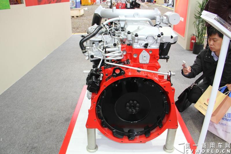 在11月25日-11月28日举行的上海宝马展上（简称上海宝马展），来自上海本地的东道主之一——上海日野发动机有限公司展出了P11C和J08E两款中高端柴油发动机产品。图为上海日野J08E中重型柴油发动机 