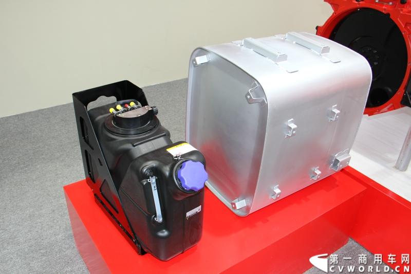 在11月25日-11月28日举行的上海宝马展上（简称上海宝马展），来自上海本地的东道主之一——上海日野发动机有限公司展出了P11C和J08E两款中高端柴油发动机产品。图为上海日野P11C重型国四柴油发动机 