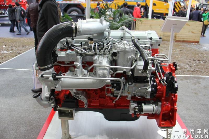 在11月25日-11月28日举行的上海宝马展上（简称上海宝马展），来自上海本地的东道主之一——上海日野发动机有限公司展出了P11C和J08E两款中高端柴油发动机产品。图为上海日野J08E中重型柴油发动机 