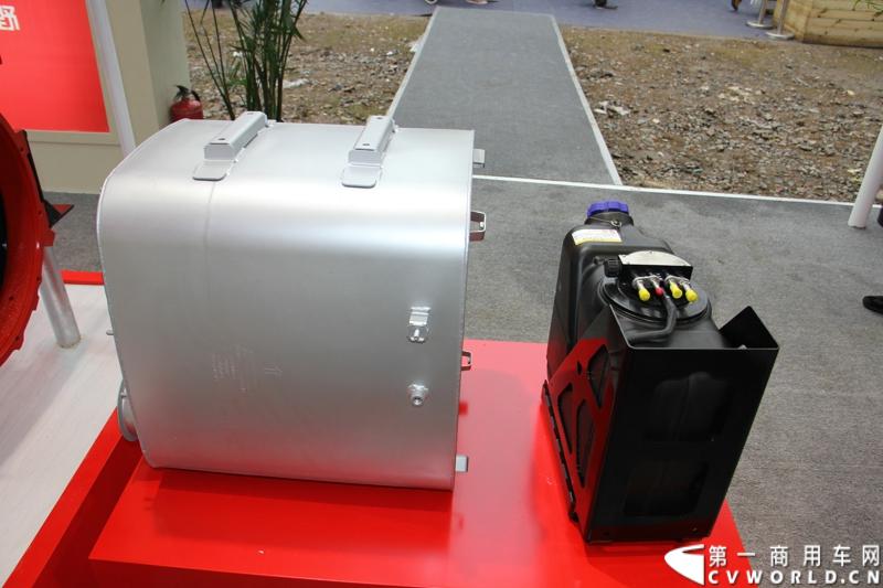 在11月25日-11月28日举行的上海宝马展上（简称上海宝马展），来自上海本地的东道主之一——上海日野发动机有限公司展出了P11C和J08E两款中高端柴油发动机产品。图为上海日野P11C重型国四柴油发动机 