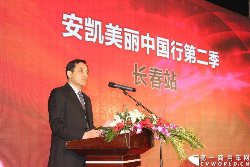 2014年12月16日，“安凯美丽中国行第二季”收官仪式在吉林省长春市隆重举行，安凯客车领导、东北区域用户、以及来自全国四十多家媒体共两百多人参与此次盛会。图为活动现场，安凯客车董事长戴茂方致辞