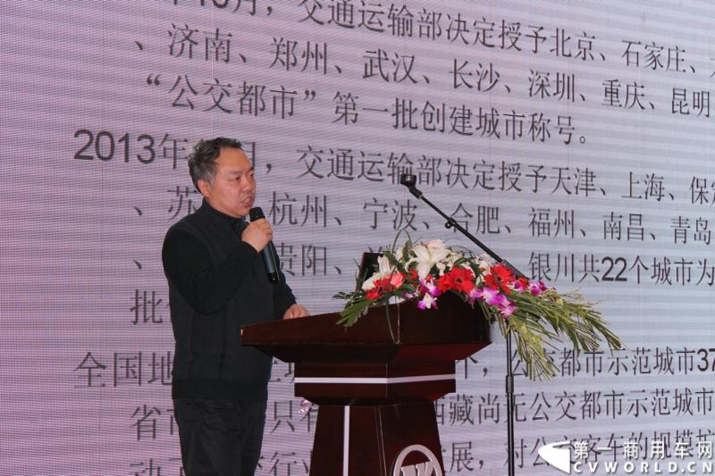 2014年12月16日，“安凯美丽中国行第二季”收官仪式在吉林省长春市隆重举行，安凯客车领导、东北区域用户、以及来自全国四十多家媒体共两百多人参与此次盛会。图为中国公路学会客车分会副秘书长佘振清在活动中发言