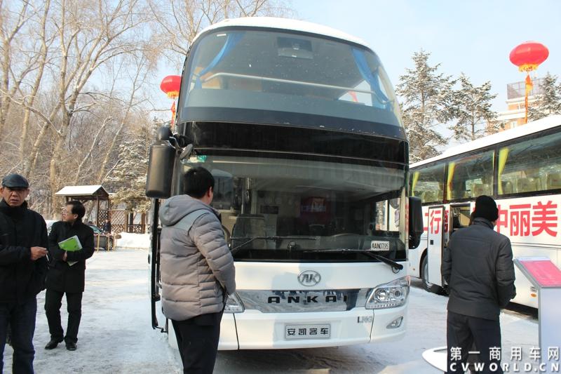 2014年12月16日，“安凯美丽中国行第二季”收官仪式在吉林省长春市隆重举行，安凯客车领导、东北区域用户、以及来自全国四十多家媒体共两百多人参与此次盛会。图为安凯HFF6113K06C2ES LNG客车