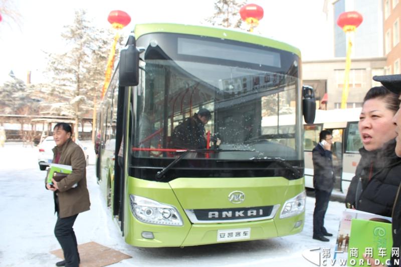2014年12月16日，“安凯美丽中国行第二季”收官仪式在吉林省长春市隆重举行，安凯客车领导、东北区域用户、以及来自全国四十多家媒体共两百多人参与此次盛会。图为安凯HFF6129G03EV纯电动客车