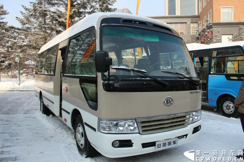 2014年12月16日，“安凯美丽中国行第二季”收官仪式在吉林省长春市隆重举行，安凯客车领导、东北区域用户、以及来自全国四十多家媒体共两百多人参与此次盛会。图为安凯HK6700K41中巴客车