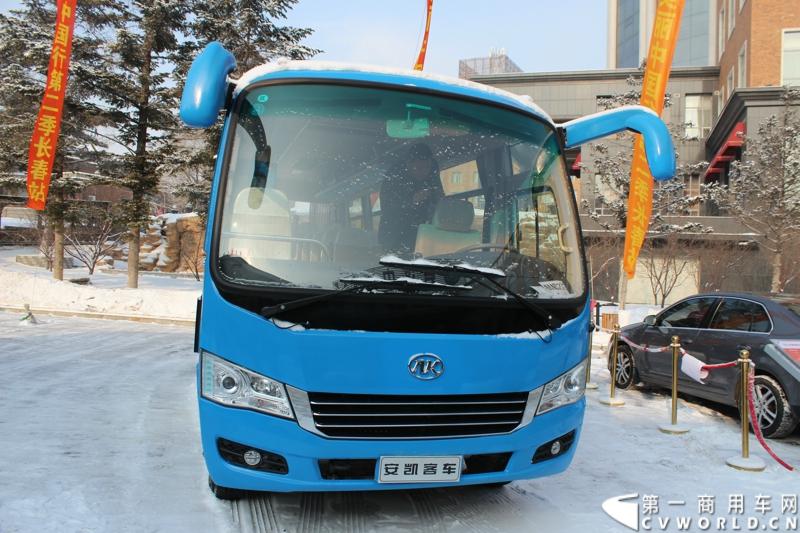 2014年12月16日，“安凯美丽中国行第二季”收官仪式在吉林省长春市隆重举行，安凯客车领导、东北区域用户、以及来自全国四十多家媒体共两百多人参与此次盛会。图为安凯HK6700K41中巴客车