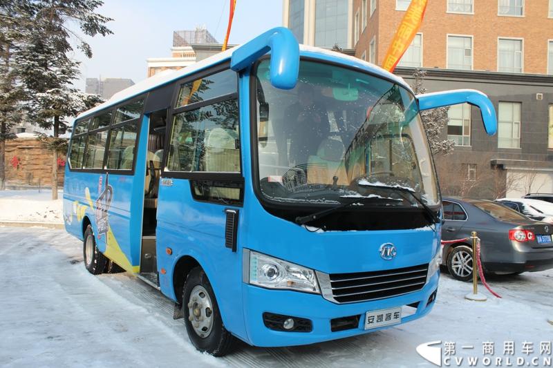 2014年12月16日，“安凯美丽中国行第二季”收官仪式在吉林省长春市隆重举行，安凯客车领导、东北区域用户、以及来自全国四十多家媒体共两百多人参与此次盛会。图为安凯HK6700K41中巴客车