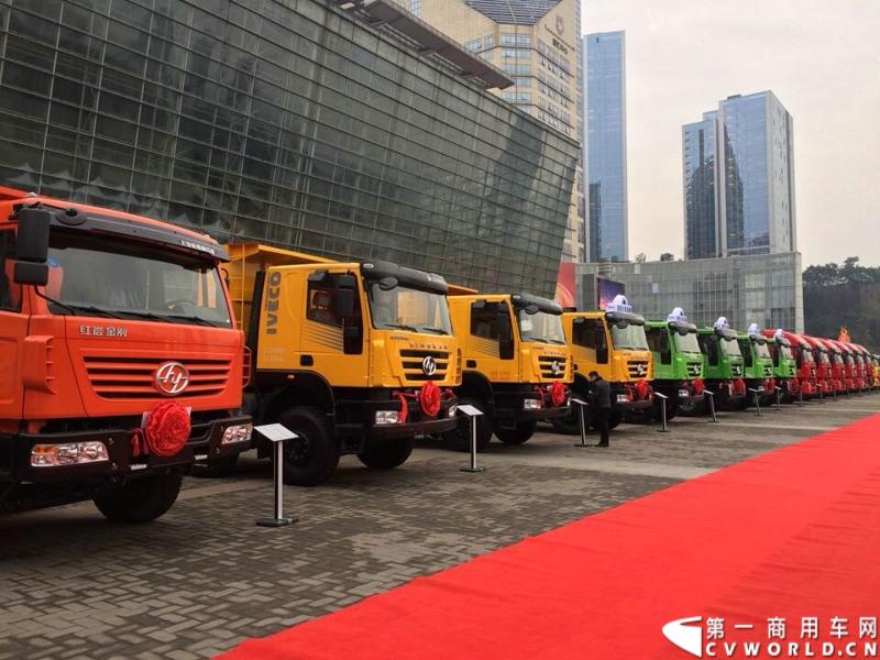 2014年12月17日，上汽依维柯红岩2015商务年会在重庆隆重召开。来自全国各地的数百家红岩重卡经销商及服务商代表和行业媒体共聚重庆，回顾2014年宏观经济走势及重卡市场整体态势，共商2015年大计。