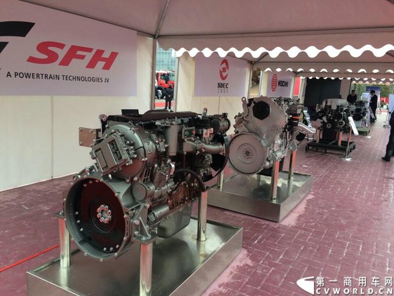 2014年12月17日，上汽依维柯红岩2015商务年会在重庆隆重召开。来自全国各地的数百家红岩重卡经销商及服务商代表和行业媒体共聚重庆，回顾2014年宏观经济走势及重卡市场整体态势，共商2015年大计。