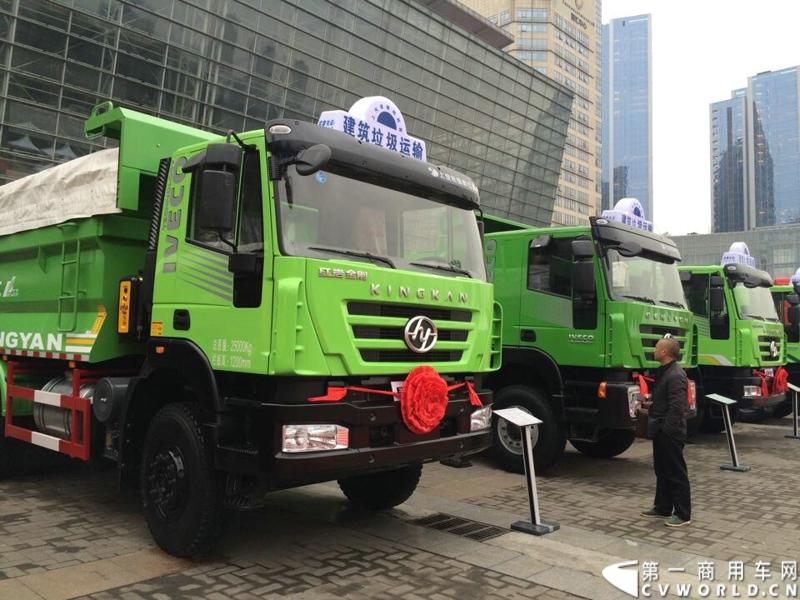 2014年12月17日，上汽依维柯红岩2015商务年会在重庆隆重召开。来自全国各地的数百家红岩重卡经销商及服务商代表和行业媒体共聚重庆，回顾2014年宏观经济走势及重卡市场整体态势，共商2015年大计。