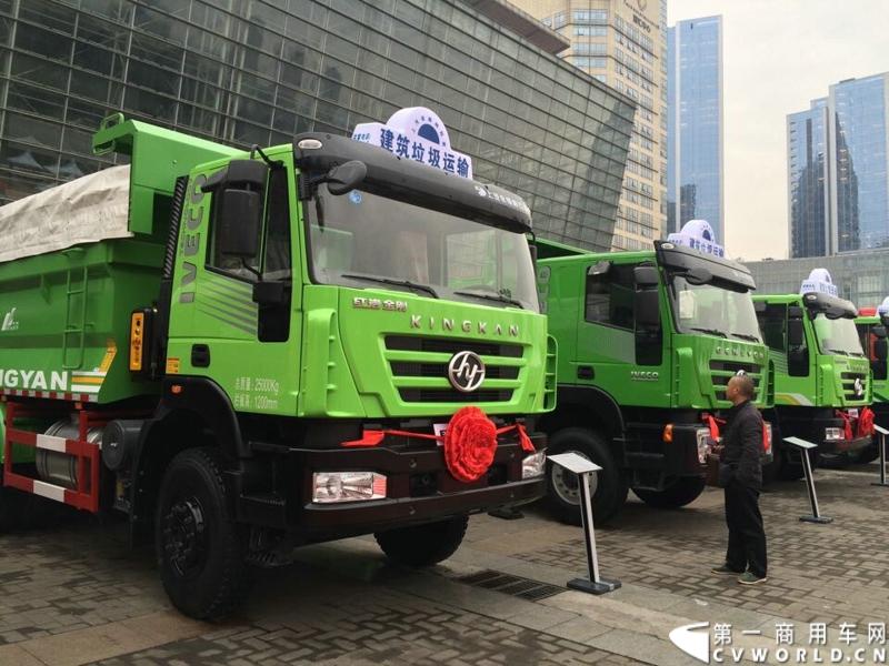 2014年12月17日，上汽依维柯红岩2015商务年会在重庆隆重召开。来自全国各地的数百家红岩重卡经销商及服务商代表和行业媒体共聚重庆，回顾2014年宏观经济走势及重卡市场整体态势，共商2015年大计。