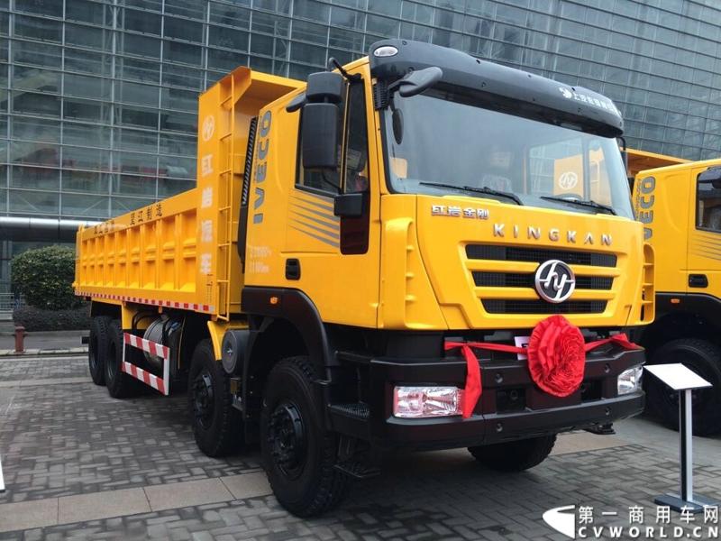 2014年12月17日，上汽依维柯红岩2015商务年会在重庆隆重召开。来自全国各地的数百家红岩重卡经销商及服务商代表和行业媒体共聚重庆，回顾2014年宏观经济走势及重卡市场整体态势，共商2015年大计。