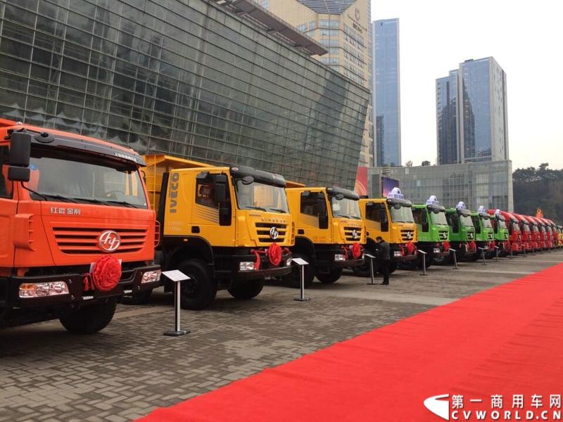 2014年12月17日，上汽依维柯红岩2015商务年会在重庆隆重召开。来自全国各地的数百家红岩重卡经销商及服务商代表和行业媒体共聚重庆，回顾2014年宏观经济走势及重卡市场整体态势，共商2015年大计。