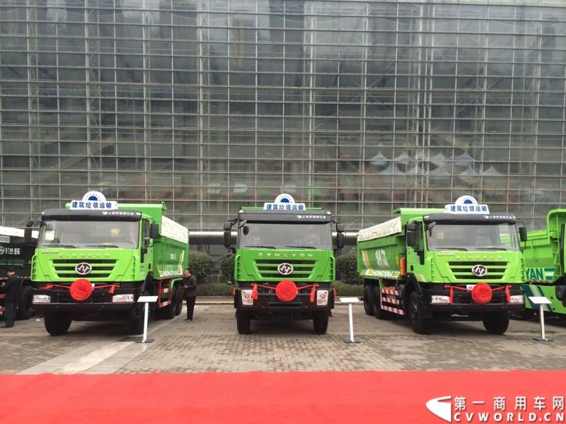 2014年12月17日，上汽依维柯红岩2015商务年会在重庆隆重召开。来自全国各地的数百家红岩重卡经销商及服务商代表和行业媒体共聚重庆，回顾2014年宏观经济走势及重卡市场整体态势，共商2015年大计。