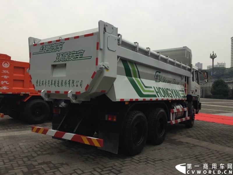 2014年12月17日，上汽依维柯红岩2015商务年会在重庆隆重召开。来自全国各地的数百家红岩重卡经销商及服务商代表和行业媒体共聚重庆，回顾2014年宏观经济走势及重卡市场整体态势，共商2015年大计。