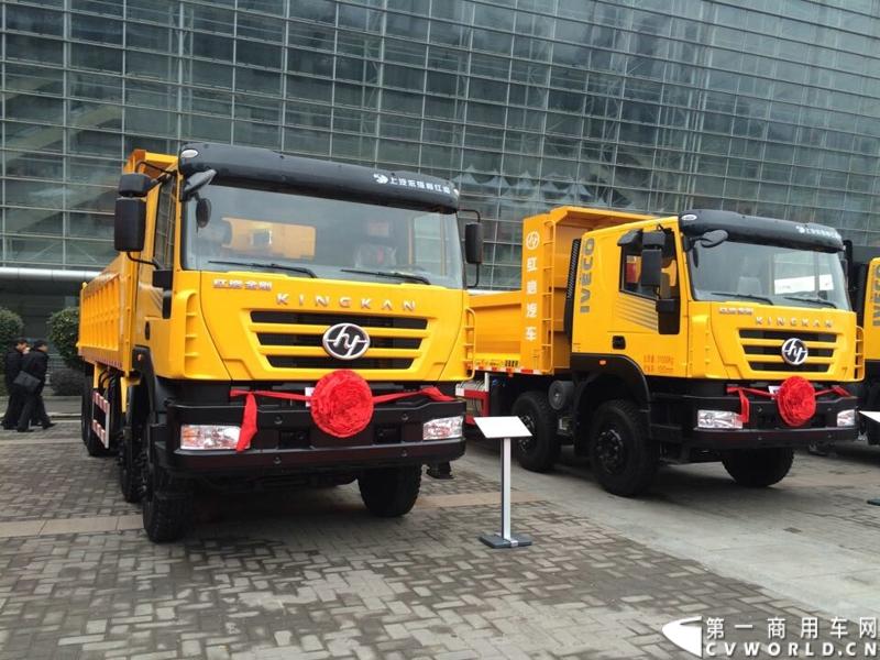 2014年12月17日，上汽依维柯红岩2015商务年会在重庆隆重召开。来自全国各地的数百家红岩重卡经销商及服务商代表和行业媒体共聚重庆，回顾2014年宏观经济走势及重卡市场整体态势，共商2015年大计。