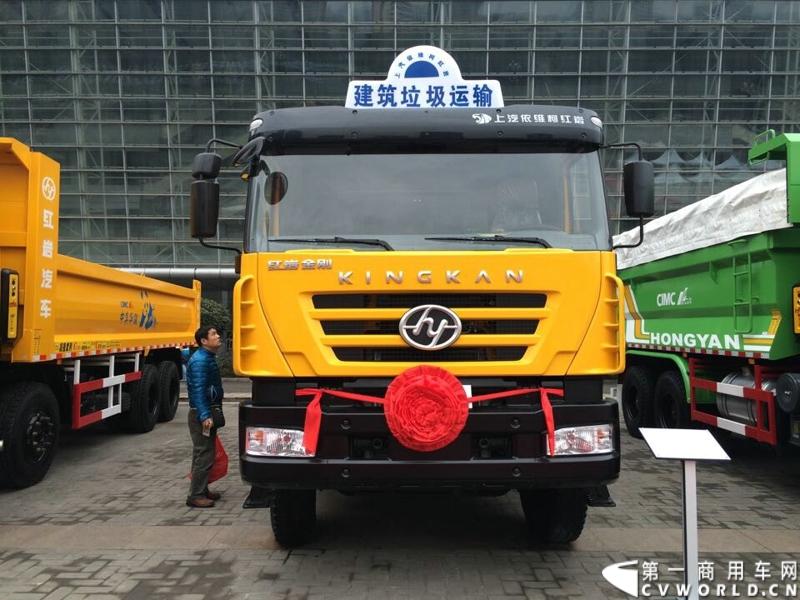 2014年12月17日，上汽依维柯红岩2015商务年会在重庆隆重召开。来自全国各地的数百家红岩重卡经销商及服务商代表和行业媒体共聚重庆，回顾2014年宏观经济走势及重卡市场整体态势，共商2015年大计。