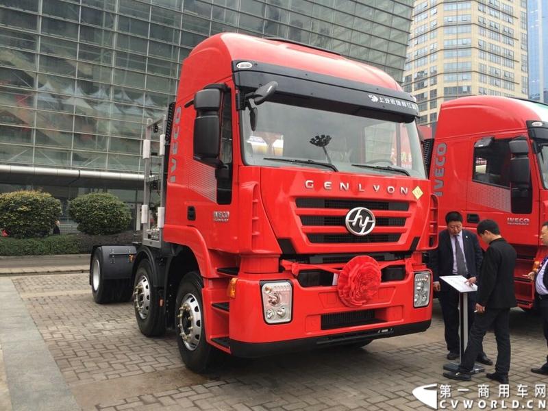 2014年12月17日，上汽依维柯红岩2015商务年会在重庆隆重召开。来自全国各地的数百家红岩重卡经销商及服务商代表和行业媒体共聚重庆，回顾2014年宏观经济走势及重卡市场整体态势，共商2015年大计。