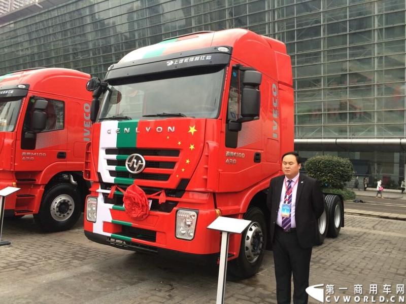 2014年12月17日，上汽依维柯红岩2015商务年会在重庆隆重召开。来自全国各地的数百家红岩重卡经销商及服务商代表和行业媒体共聚重庆，回顾2014年宏观经济走势及重卡市场整体态势，共商2015年大计。