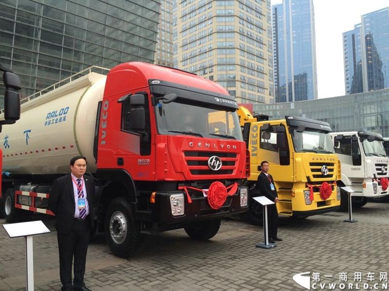 2014年12月17日，上汽依维柯红岩2015商务年会在重庆隆重召开。来自全国各地的数百家红岩重卡经销商及服务商代表和行业媒体共聚重庆，回顾2014年宏观经济走势及重卡市场整体态势，共商2015年大计。