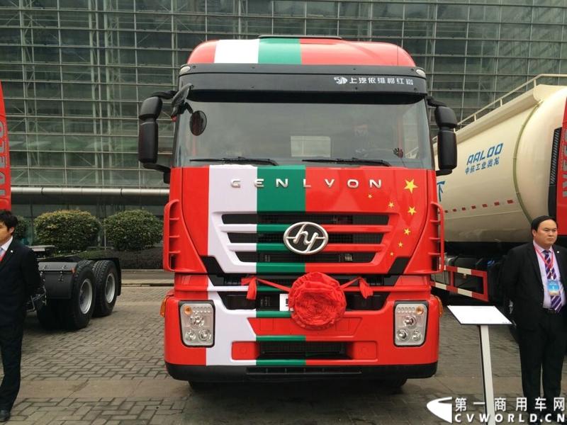 2014年12月17日，上汽依维柯红岩2015商务年会在重庆隆重召开。来自全国各地的数百家红岩重卡经销商及服务商代表和行业媒体共聚重庆，回顾2014年宏观经济走势及重卡市场整体态势，共商2015年大计。