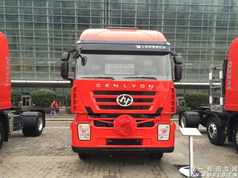 2014年12月17日，上汽依维柯红岩2015商务年会在重庆隆重召开。来自全国各地的数百家红岩重卡经销商及服务商代表和行业媒体共聚重庆，回顾2014年宏观经济走势及重卡市场整体态势，共商2015年大计。