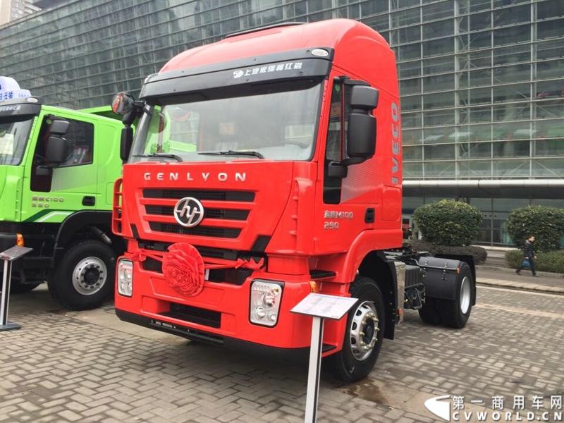 2014年12月17日，上汽依维柯红岩2015商务年会在重庆隆重召开。来自全国各地的数百家红岩重卡经销商及服务商代表和行业媒体共聚重庆，回顾2014年宏观经济走势及重卡市场整体态势，共商2015年大计。