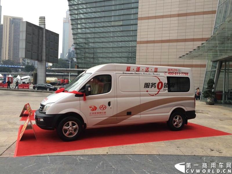 2014年12月17日，上汽依维柯红岩2015商务年会在重庆隆重召开。来自全国各地的数百家红岩重卡经销商及服务商代表和行业媒体共聚重庆，回顾2014年宏观经济走势及重卡市场整体态势，共商2015年大计。