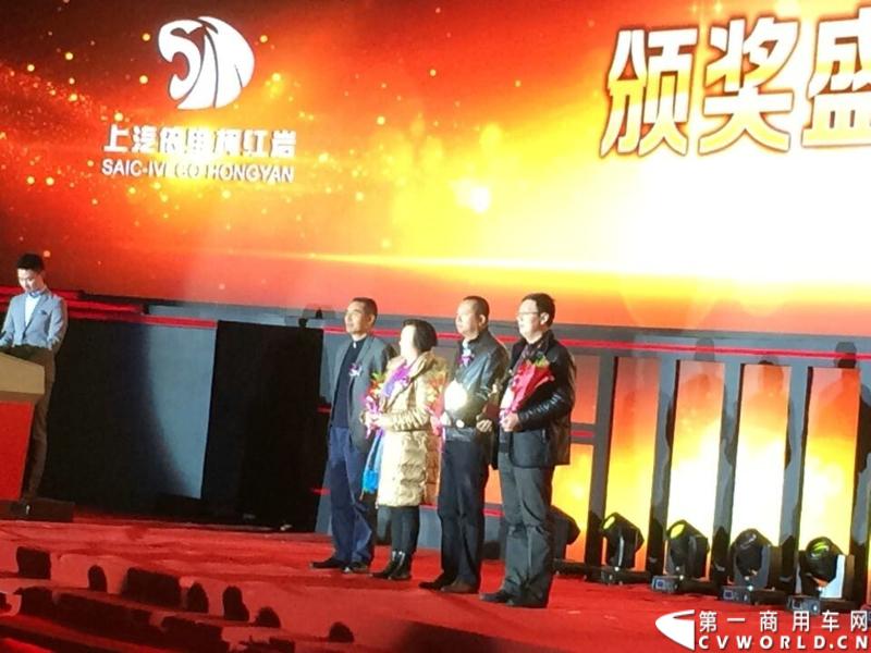 2014年12月17日，上汽依维柯红岩2015商务年会在重庆隆重召开。来自全国各地的数百家红岩重卡经销商及服务商代表和行业媒体共聚重庆，回顾2014年宏观经济走势及重卡市场整体态势，共商2015年大计。