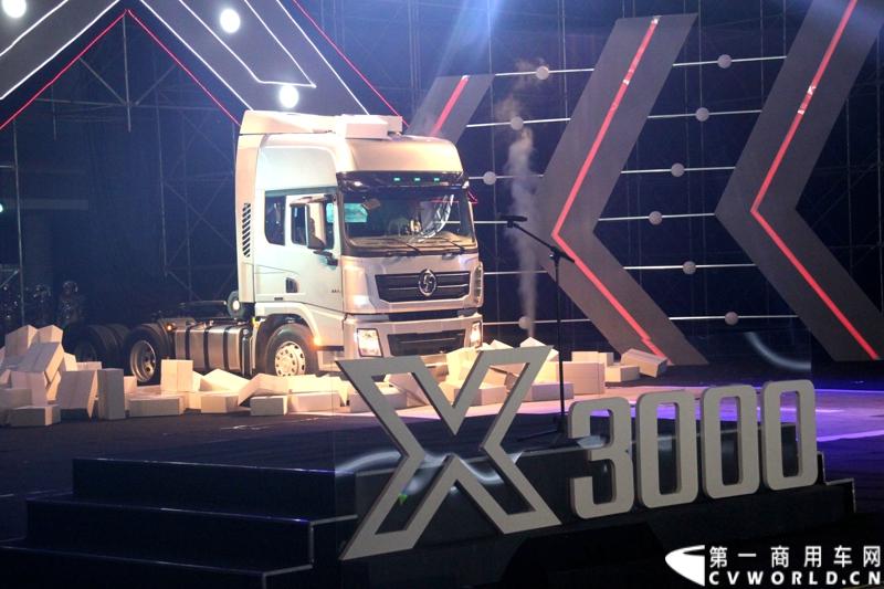 12月18日，第一商用车网记者从正在召开的陕汽2015商务年会上获悉，2014年，面对全面行业整体下滑的不利形势，陕汽重卡依然保持了良好的增长态势。图为X3000亮相现场=