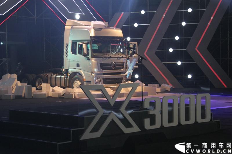 12月18日，第一商用车网记者从正在召开的陕汽2015商务年会上获悉，2014年，面对全面行业整体下滑的不利形势，陕汽重卡依然保持了良好的增长态势。图为X3000亮相现场=