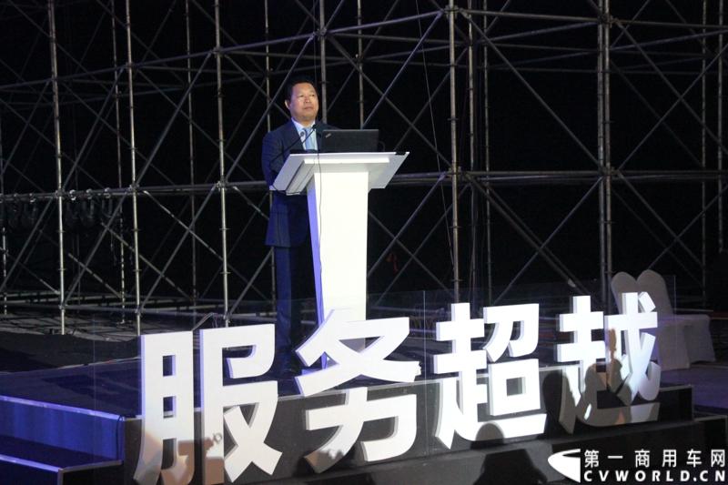 12月18日，第一商用车网记者从正在召开的陕汽2015商务年会上获悉，2014年，面对全面行业整体下滑的不利形势，陕汽重卡依然保持了良好的增长态势。图为方红卫致辞