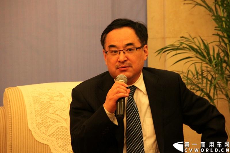 12月18日，第一商用车网记者从正在召开的陕汽2015商务年会上获悉，2014年，面对全面行业整体下滑的不利形势，陕汽重卡依然保持了良好的增长态势。图为媒体见面会周银朝答记者问