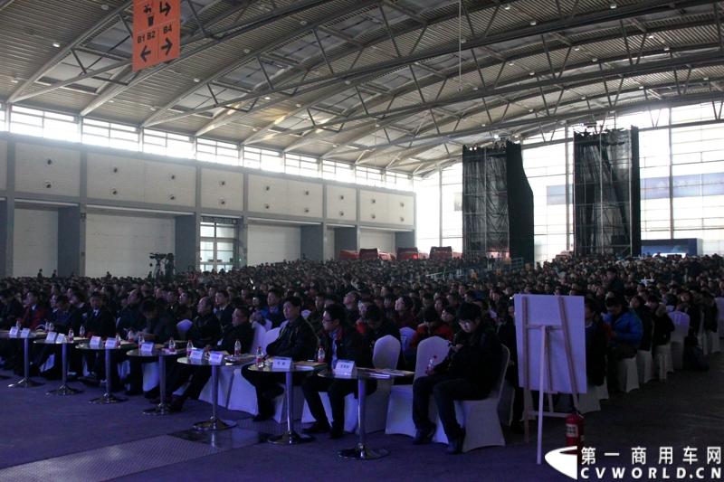 12月18日，第一商用车网记者从正在召开的陕汽2015商务年会上获悉，2014年，面对全面行业整体下滑的不利形势，陕汽重卡依然保持了良好的增长态势。图为陕汽年会现场