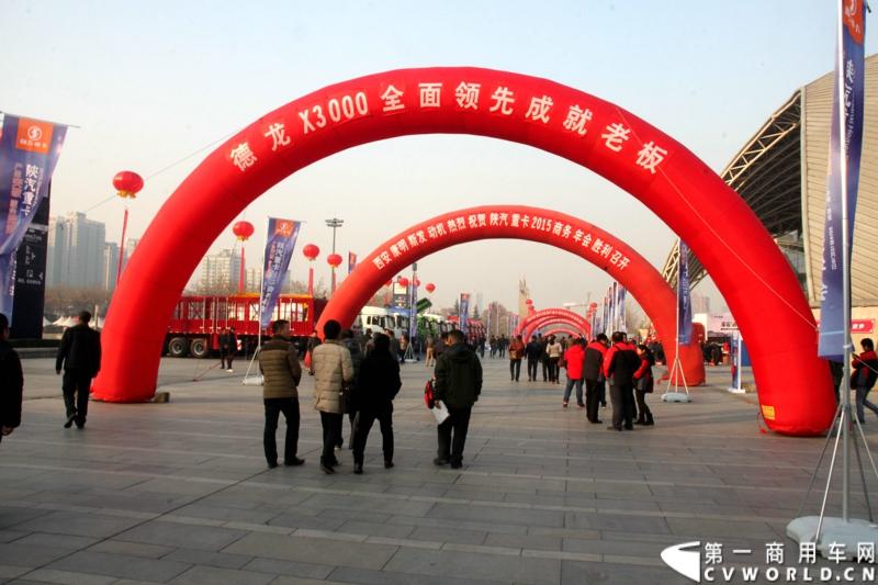 12月18日，第一商用车网记者从正在召开的陕汽2015商务年会上获悉，2014年，面对全面行业整体下滑的不利形势，陕汽重卡依然保持了良好的增长态势。图为年会外场