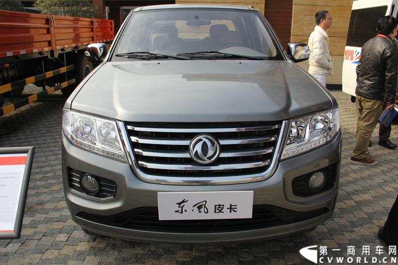 2014年12月23日，东风汽车股份有限公司在武汉召开2015商务年会。会议现场，东风国四全系列轻卡、东风御风欧系轻客2015年度款、东风皮卡等众多新车纷纷亮相。图为东风P68-381型皮卡 