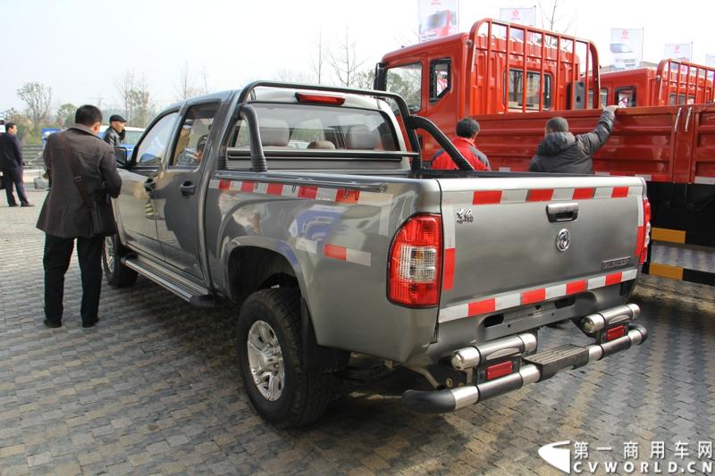 2014年12月23日，东风汽车股份有限公司在武汉召开2015商务年会。会议现场，东风国四全系列轻卡、东风御风欧系轻客2015年度款、东风皮卡等众多新车纷纷亮相。图为东风P68-381型皮卡 