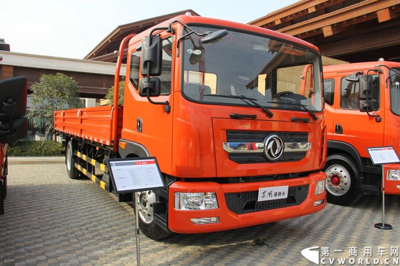 2014年12月23日，东风汽车股份有限公司在武汉召开2015商务年会。会议现场，东风国四全系列轻卡、东风御风欧系轻客2015年度款、东风皮卡等众多新车纷纷亮相。图为东风多利卡C39-535型国IV轻卡