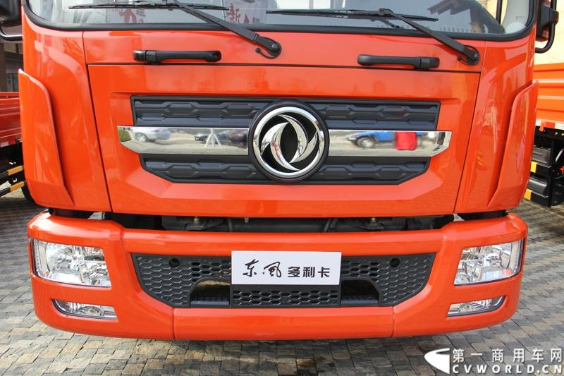 2014年12月23日，东风汽车股份有限公司在武汉召开2015商务年会。会议现场，东风国四全系列轻卡、东风御风欧系轻客2015年度款、东风皮卡等众多新车纷纷亮相。图为东风多利卡C39-535型国IV轻卡