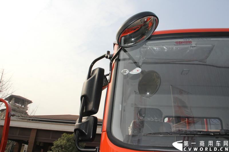 2014年12月23日，东风汽车股份有限公司在武汉召开2015商务年会。会议现场，东风国四全系列轻卡、东风御风欧系轻客2015年度款、东风皮卡等众多新车纷纷亮相。图为东风多利卡C39-535型国IV轻卡