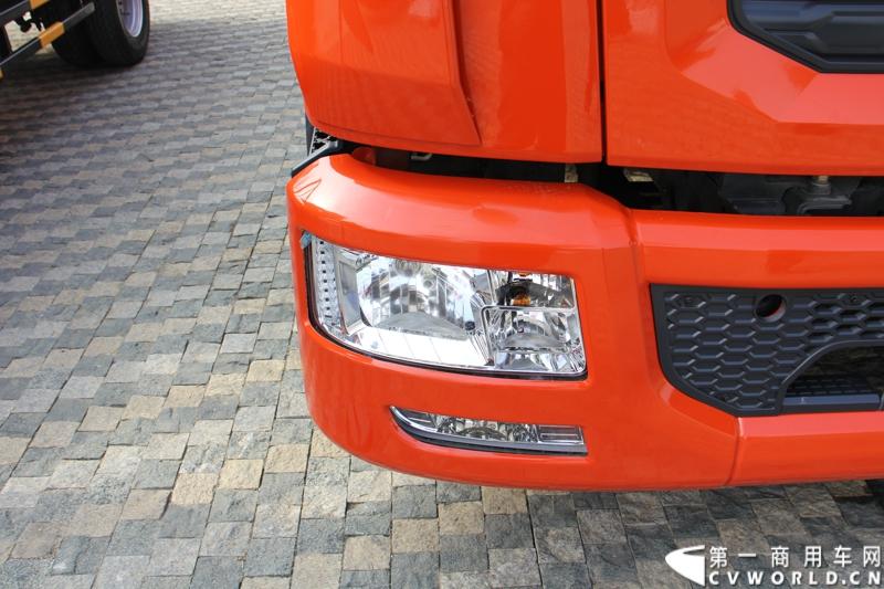 2014年12月23日，东风汽车股份有限公司在武汉召开2015商务年会。会议现场，东风国四全系列轻卡、东风御风欧系轻客2015年度款、东风皮卡等众多新车纷纷亮相。图为东风多利卡C39-535型国IV轻卡