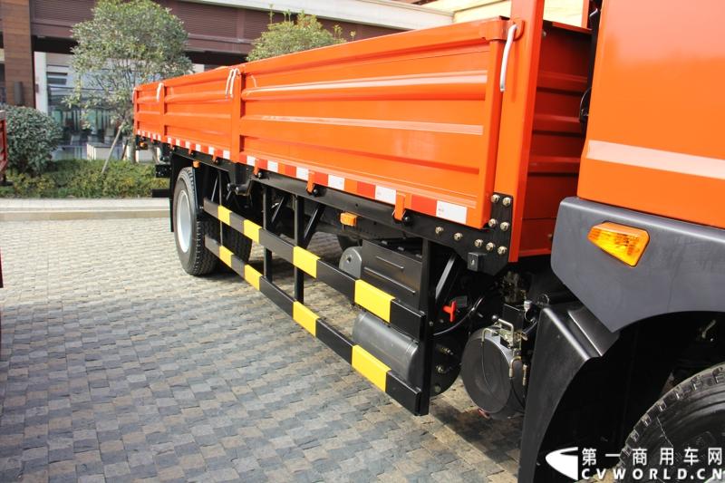 2014年12月23日，东风汽车股份有限公司在武汉召开2015商务年会。会议现场，东风国四全系列轻卡、东风御风欧系轻客2015年度款、东风皮卡等众多新车纷纷亮相。图为东风多利卡C39-535型国IV轻卡